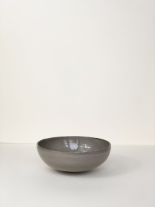 Szara miska z czarnym rantem